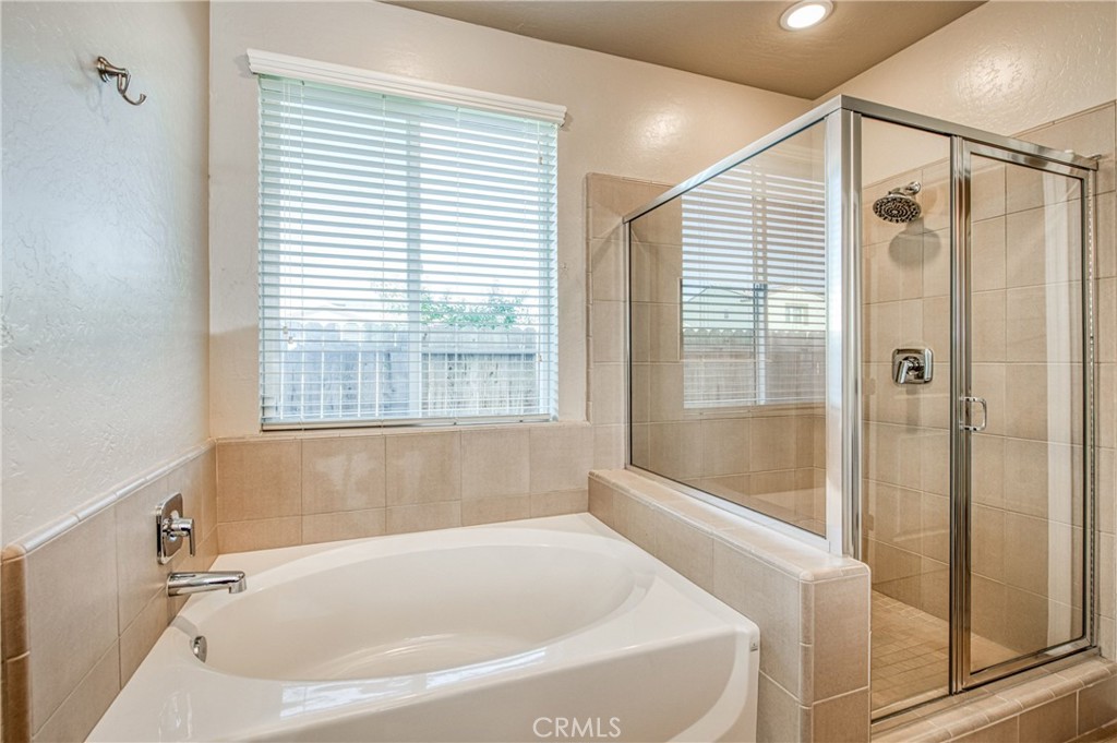 4135 Mecca Avenue Clovis, CA 93619 - Photo 20 of 32 a bathroom with a bathtub and shower