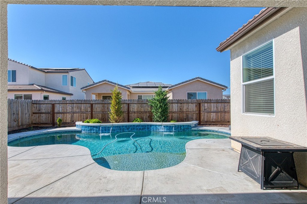 4135 Mecca Avenue Clovis, CA 93619 - Photo 29 of 32 a view of a house with a swimming pool