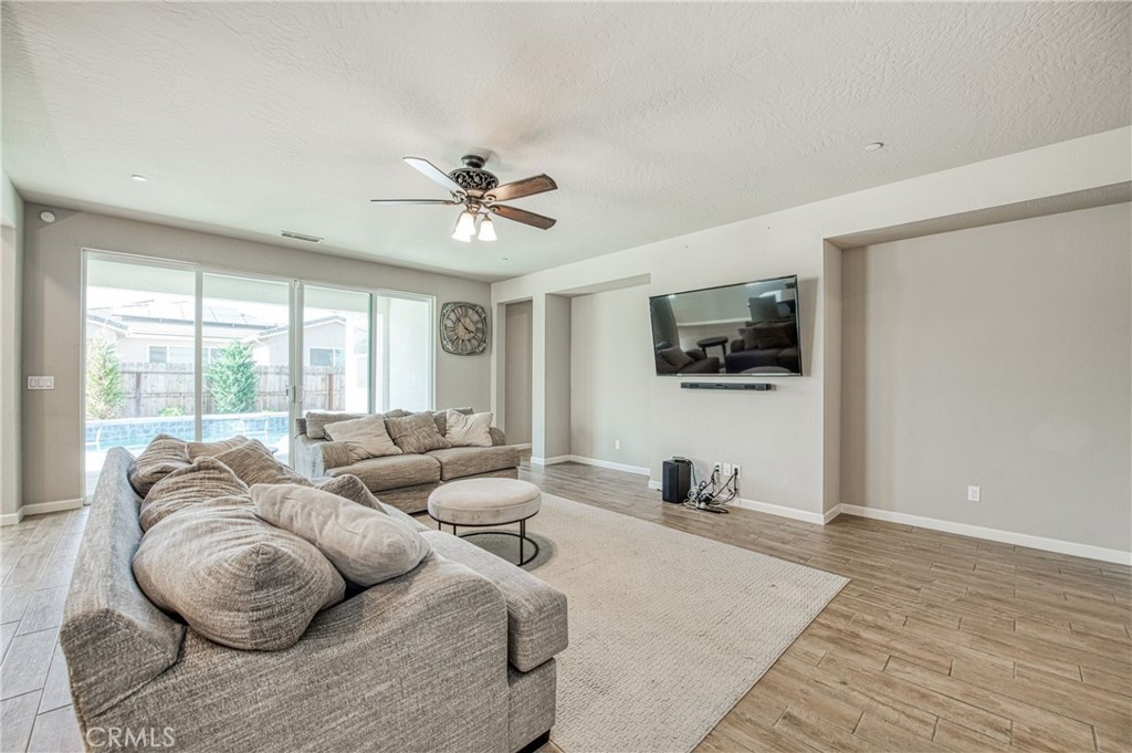 4135 Mecca Avenue Clovis, CA 93619 - Photo 8 of 32 a living room with furniture and a flat screen tv