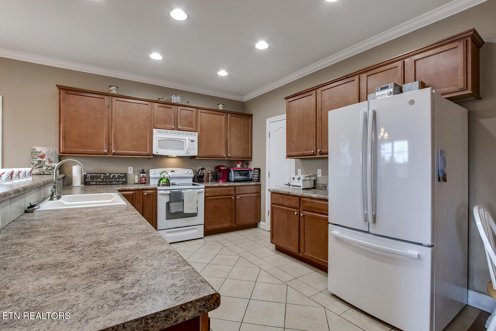 114 Millstone Circle Clinton, TN 37716 - Photo 11 of 36 12_MillstoneCircle_114_Kitchen03