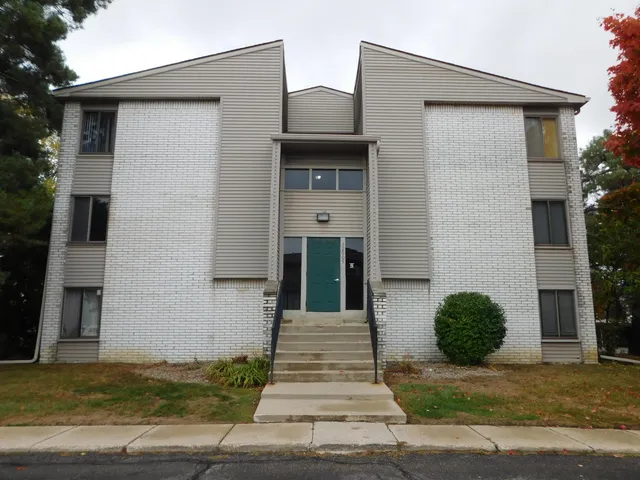 $109,000 | 32005 West 12 Mile Road, Unit 206, Farmington, MI 48334