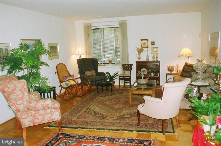 100 Cross Keys Road, Unit R100A Baltimore, MD 21210 - Photo 2 of 10 Living Room