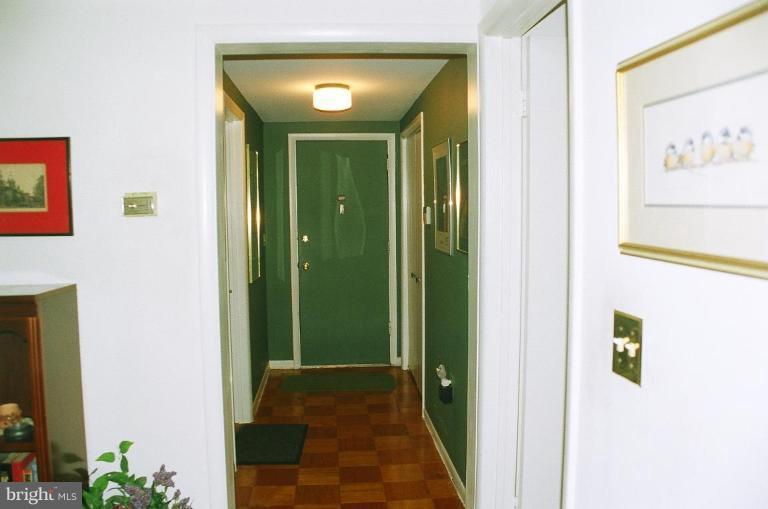 100 Cross Keys Road, Unit R100A Baltimore, MD 21210 - Photo 5 of 10 Entrance / Foyer