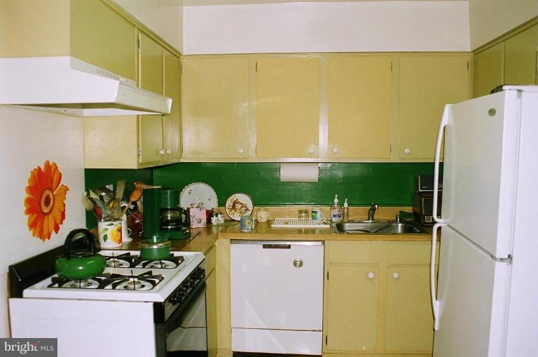 100 Cross Keys Road, Unit R100A Baltimore, MD 21210 - Photo 6 of 10 Kitchen