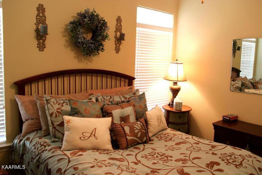 135 Manhattan Avenue Oak Ridge, TN 37830 - Photo 12 of 18 downstairs bedroom 2