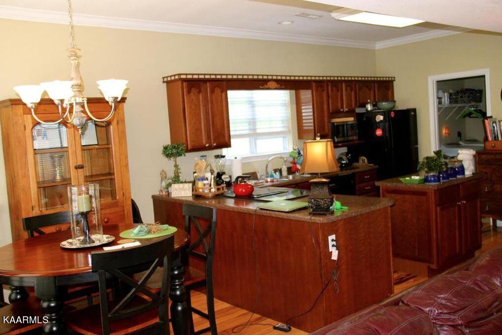 135 Manhattan Avenue Oak Ridge, TN 37830 - Photo 3 of 18 135 dining kitchen