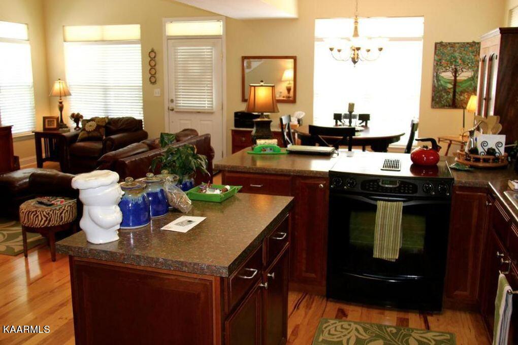 135 Manhattan Avenue Oak Ridge, TN 37830 - Photo 5 of 18 135 dining kitchen 3