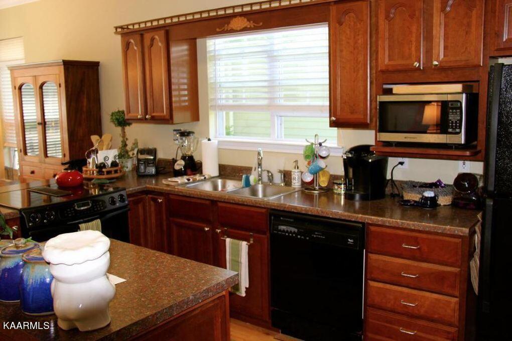 135 Manhattan Avenue Oak Ridge, TN 37830 - Photo 7 of 18 135 kitchen 4