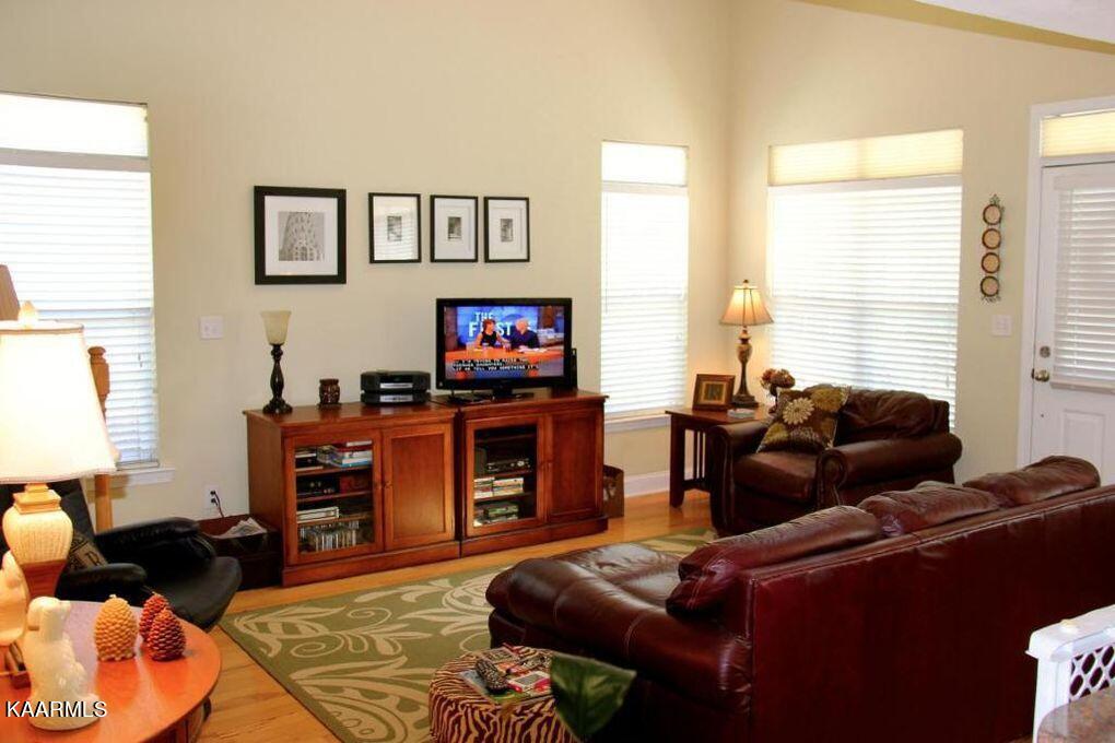 135 Manhattan Avenue Oak Ridge, TN 37830 - Photo 8 of 18 135 Living room 1