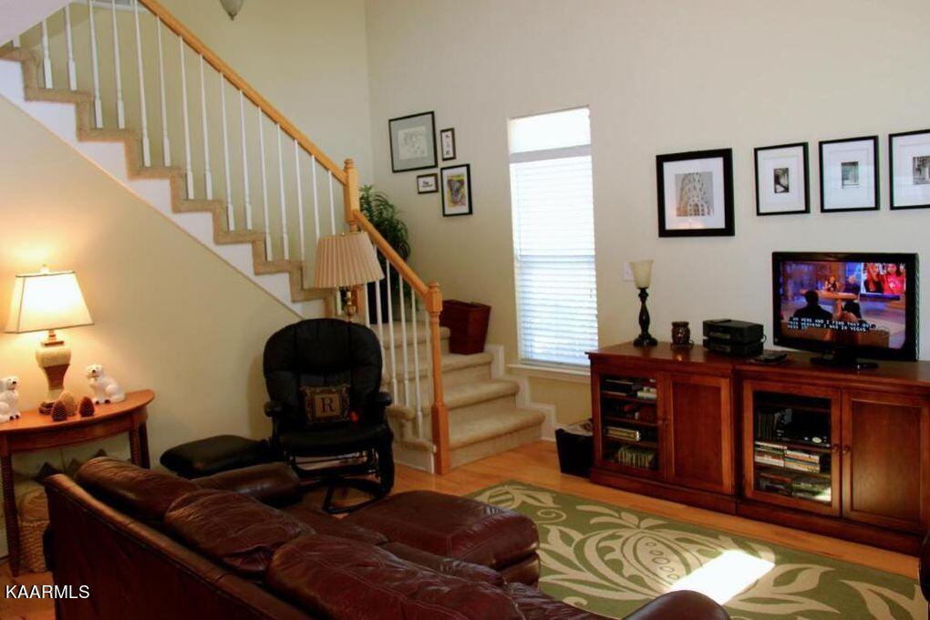 135 Manhattan Avenue Oak Ridge, TN 37830 - Photo 9 of 18 135 Living Room 2