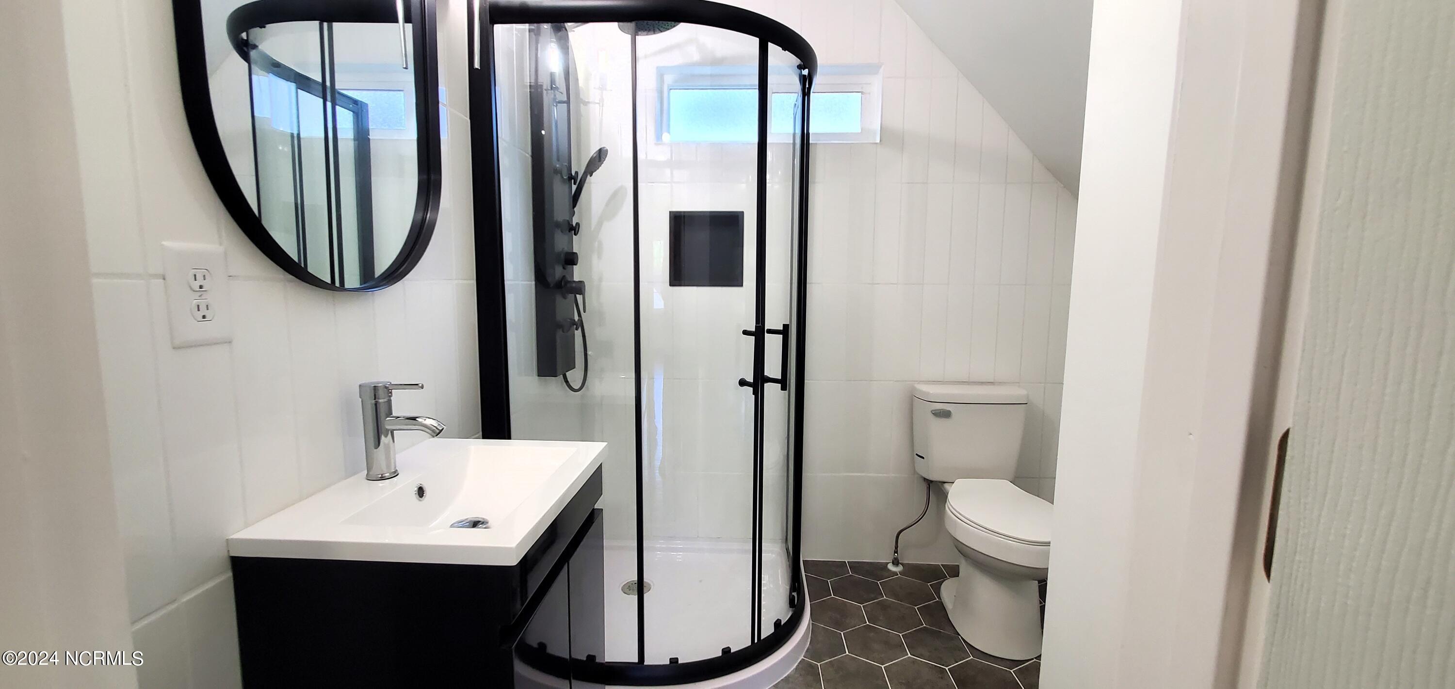 502 Sandy Point Road New Bern, NC 28560 - Photo 23 of 59 Modern Upstairs Bathroom