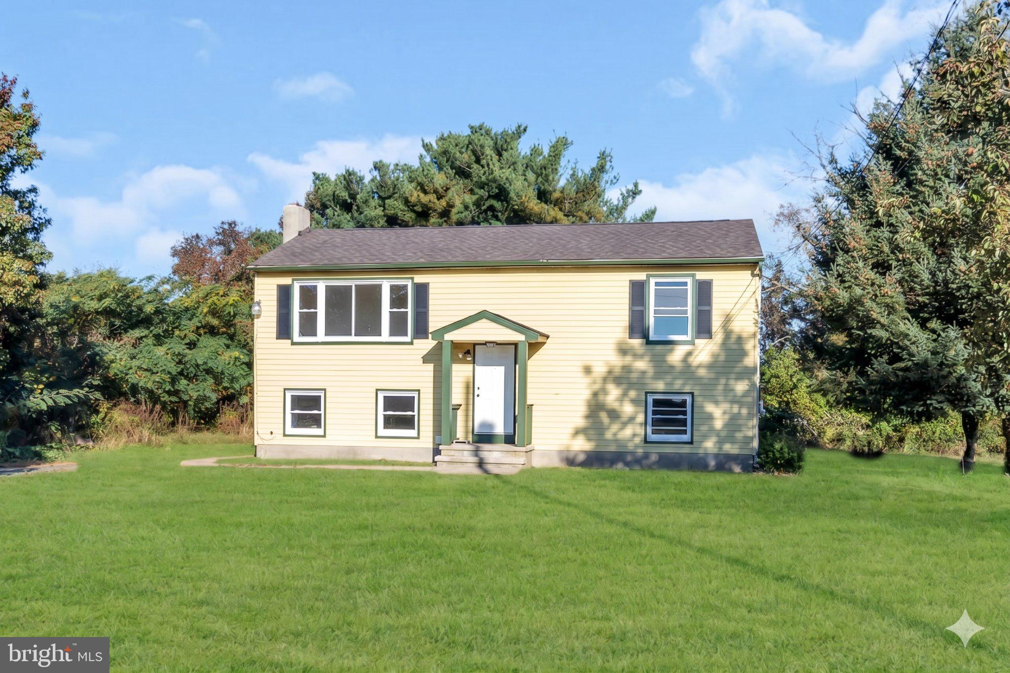 76 Rockville Road Bridgeton, NJ 08302 - Photo 2 of 5 Charming yellow home on lush green lawn.