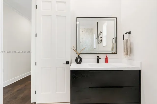 a en suite bathroom with a double vanity sink and a mirror