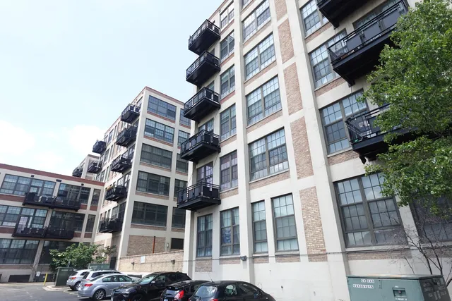 $2,495 | 3963 West Belmont Avenue, Unit 219, Chicago, IL 60618