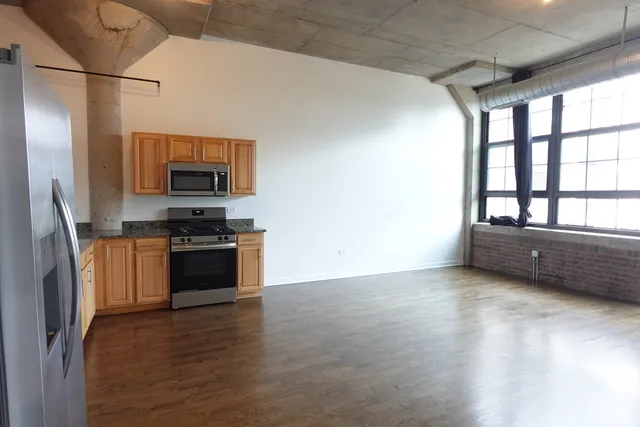 $2,575 | 3963 West Belmont Avenue, Unit 219, Chicago, IL 60618