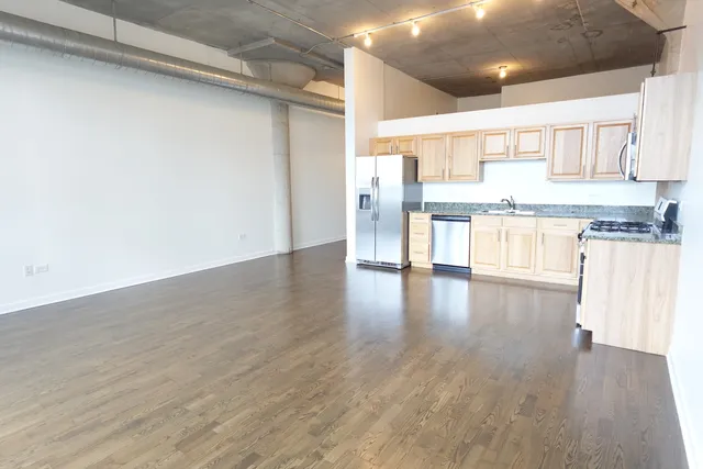 $2,575 | 3963 West Belmont Avenue, Unit 219, Chicago, IL 60618