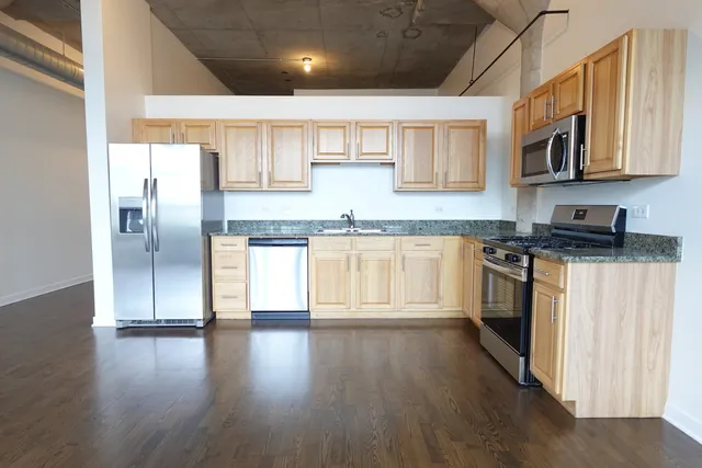 $2,575 | 3963 West Belmont Avenue, Unit 219, Chicago, IL 60618