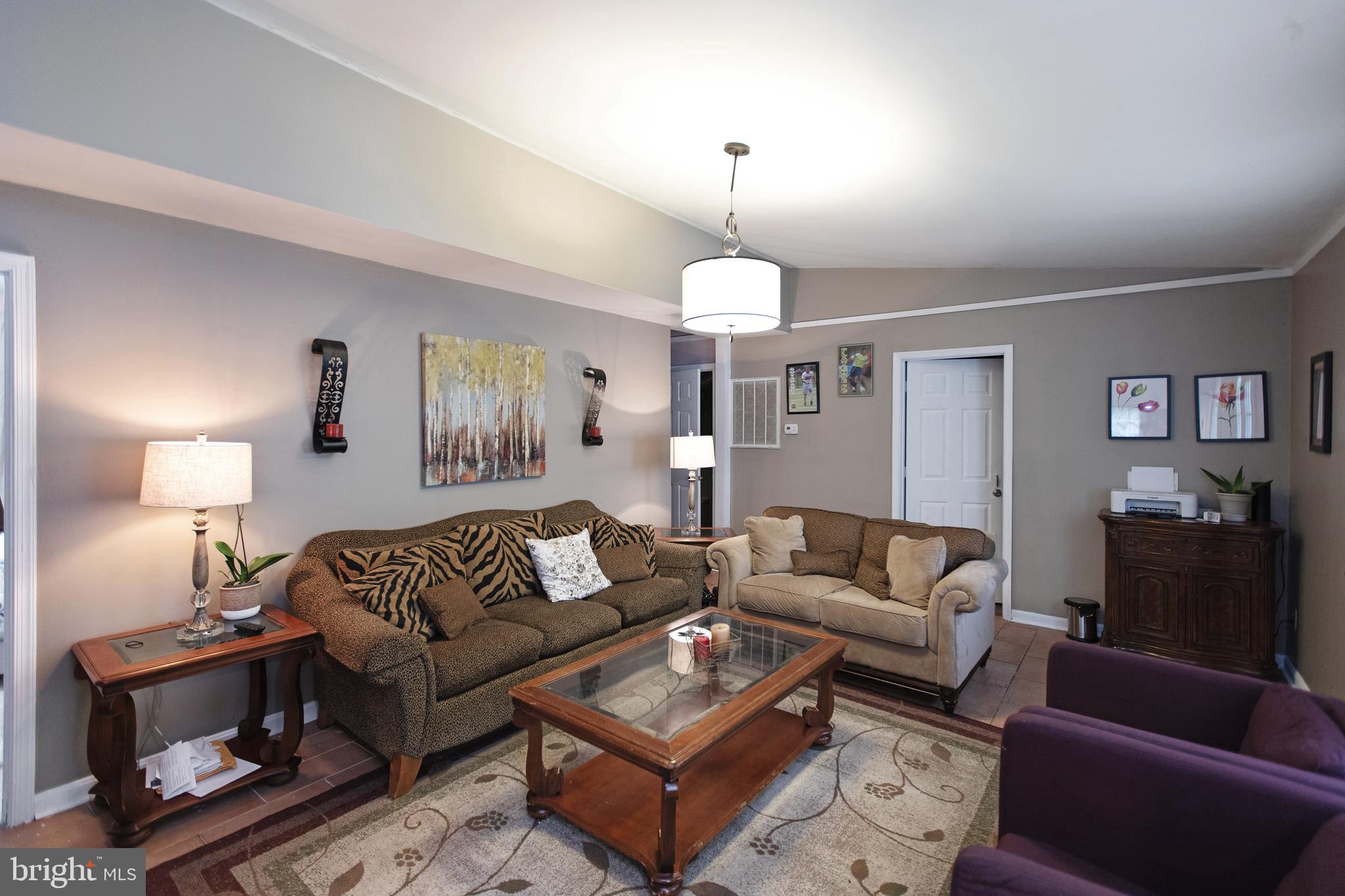 912 Alexis Road Woodbridge, VA 22191 - Photo 4 of 18 LIVING ROOM OVERVIEW