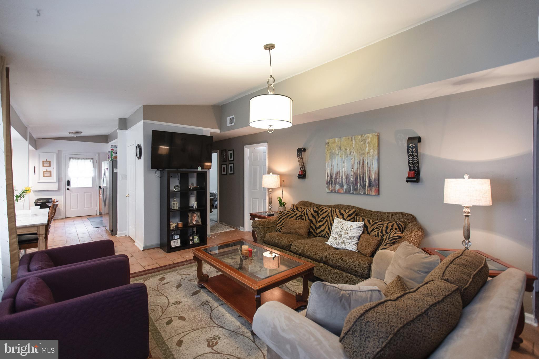 912 Alexis Road Woodbridge, VA 22191 - Photo 5 of 18 LIVING ROOM MAIN OVERVIEW