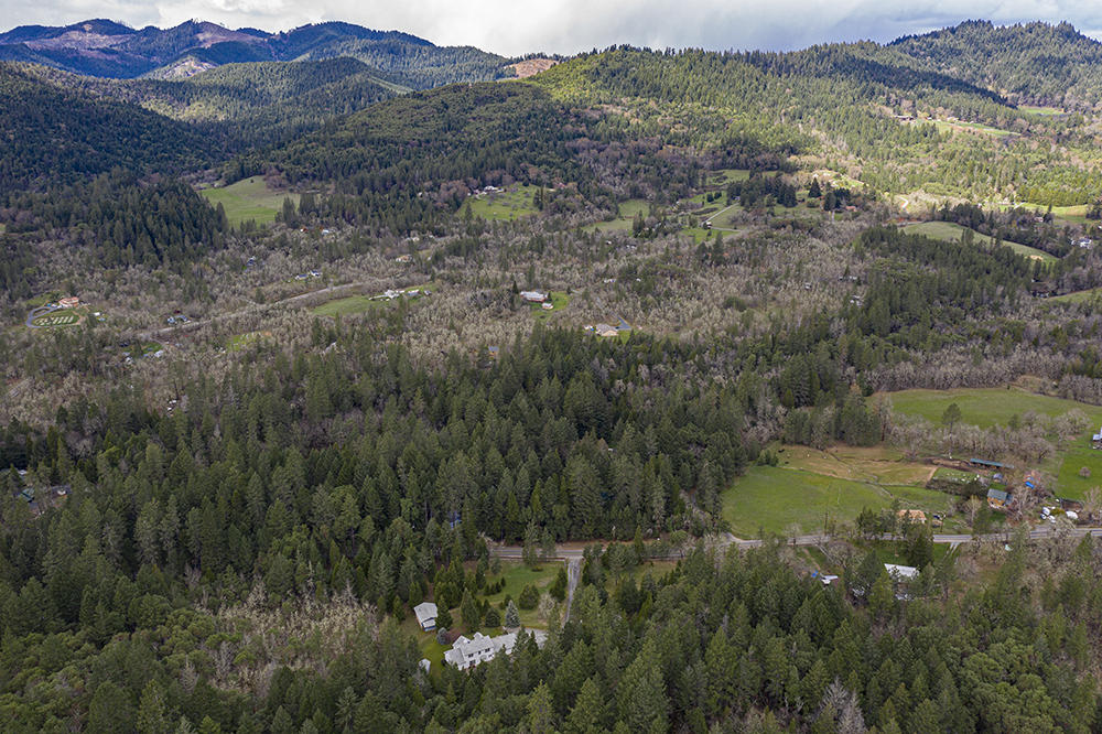 5201 Hugo Road Grants Pass, OR 97526 - Photo 39 of 40 A8340E90-EA9A-458E-85E9-6D08BD4EA82C