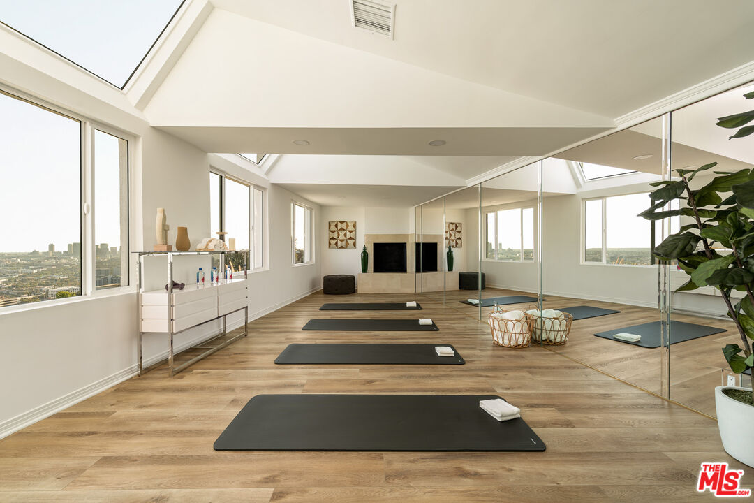 8527 Hedges Way Los Angeles, CA 90069 - Photo 11 of 25 a view of a living room and kitchen view