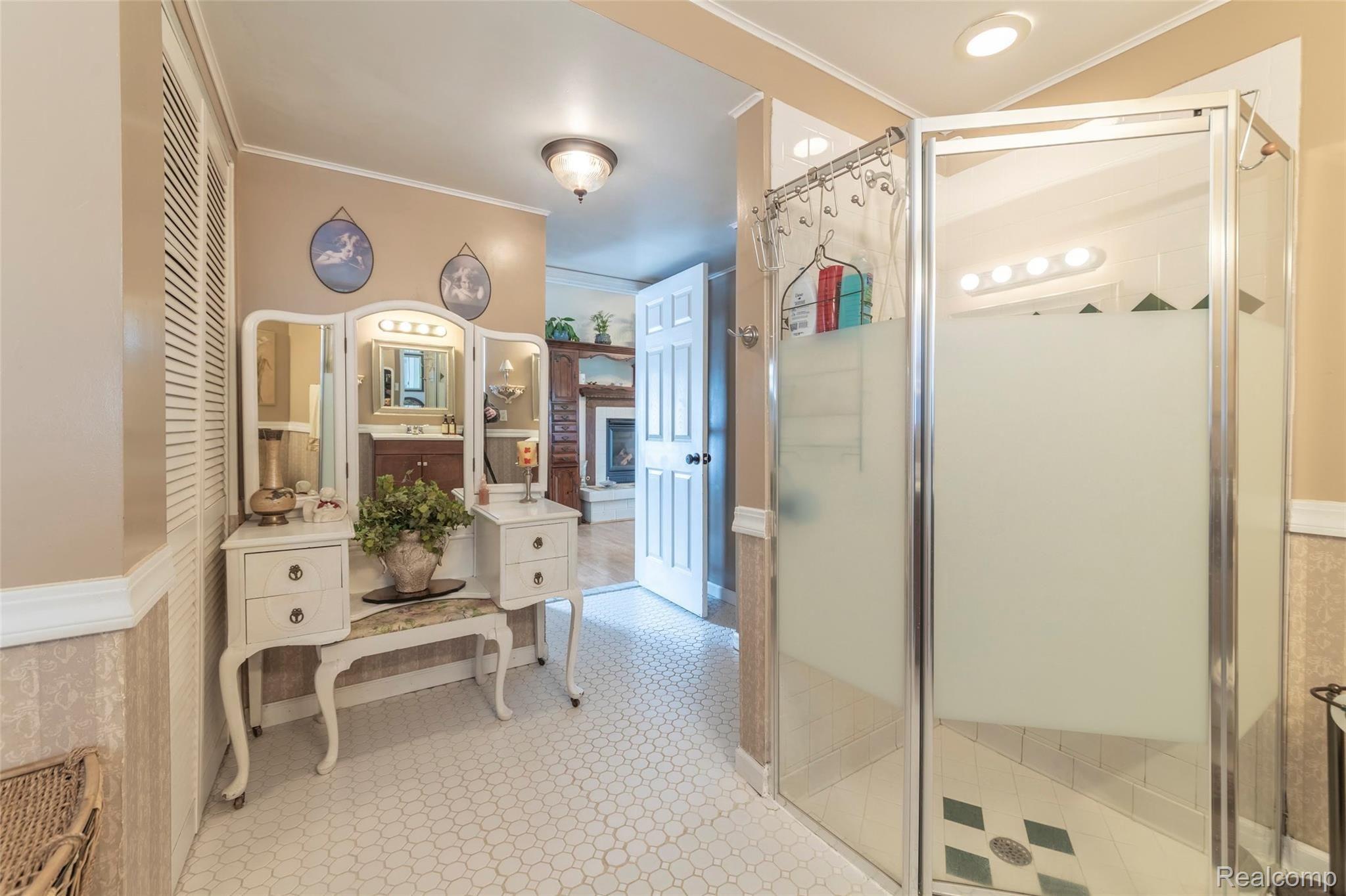 10633 Stark Road Livonia, MI 48150 - Photo 20 of 37 Second full bathroom on the main floor