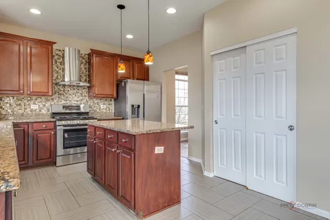 $614,900 | 4 Waterton Drive, Streamwood, IL 60107