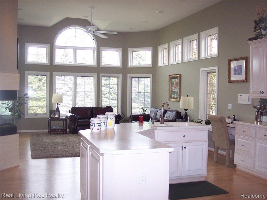 4016 Oak Tree Circle Rochester, MI 48306 - Photo 10 of 25 kitchen