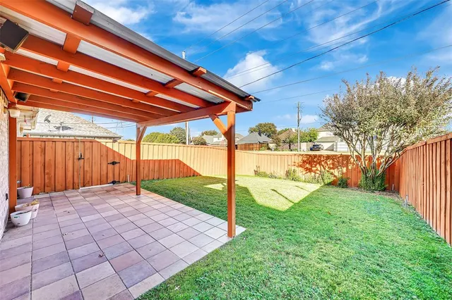 a view of a backyard