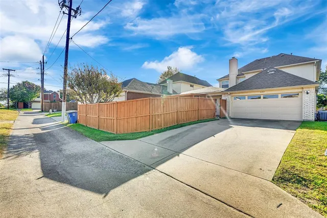 a view of a backyard