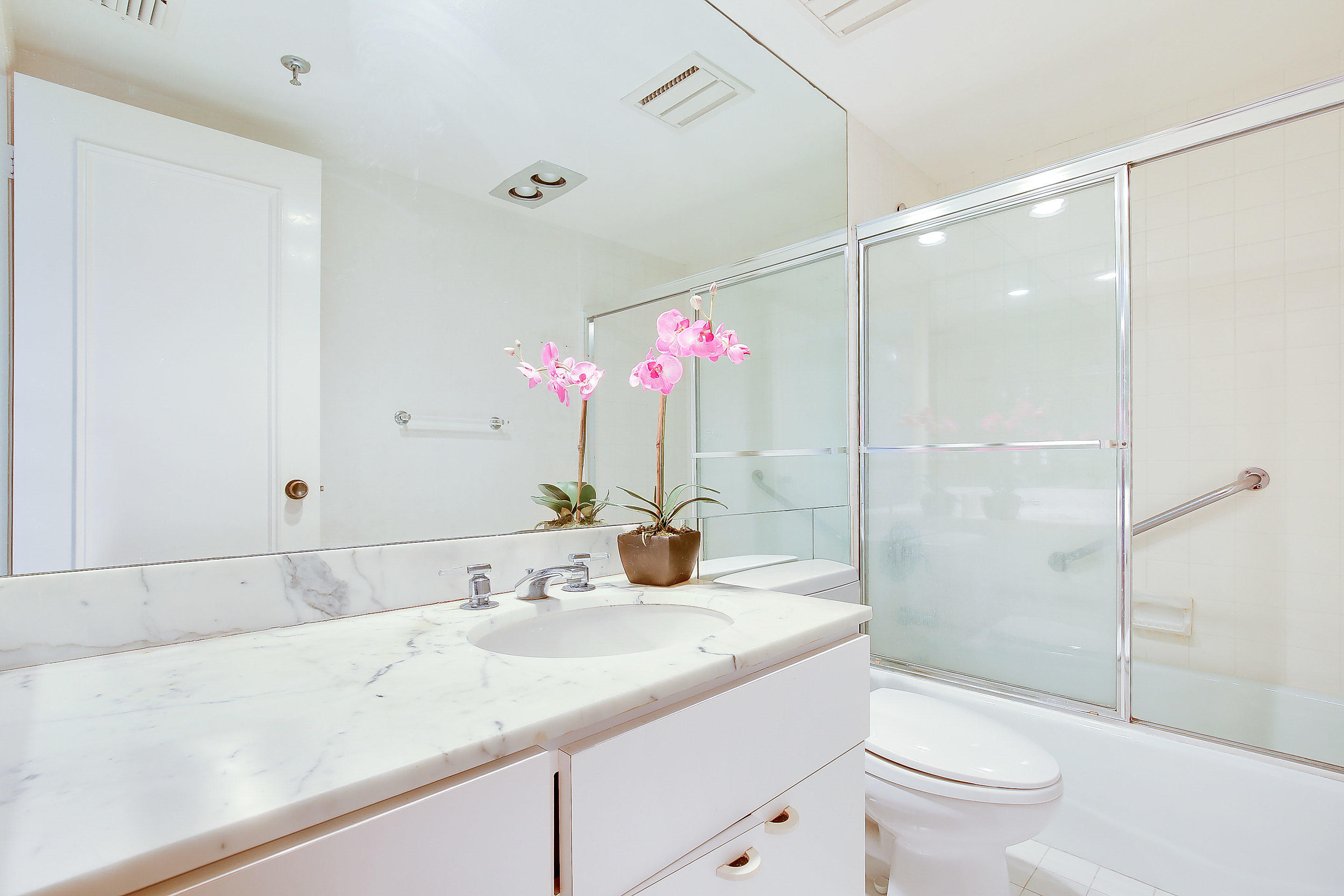 2000 North Ocean Boulevard, Unit 202 Boca Raton, FL 33431 - Photo 20 of 31 Guest Bath