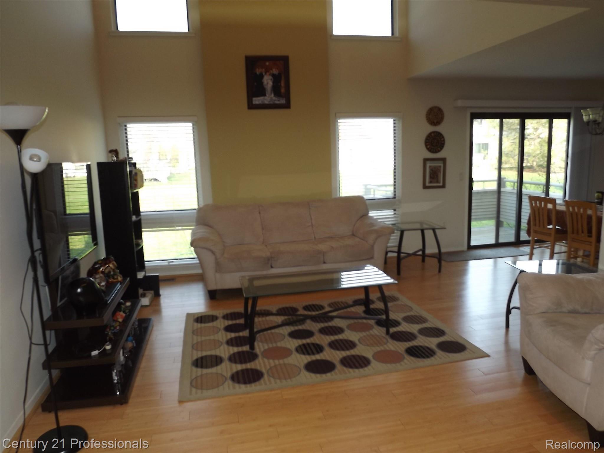 734 Hamilton Court Rochester, MI 48307 - Photo 5 of 21 Great Room (Fireplace behind couch)