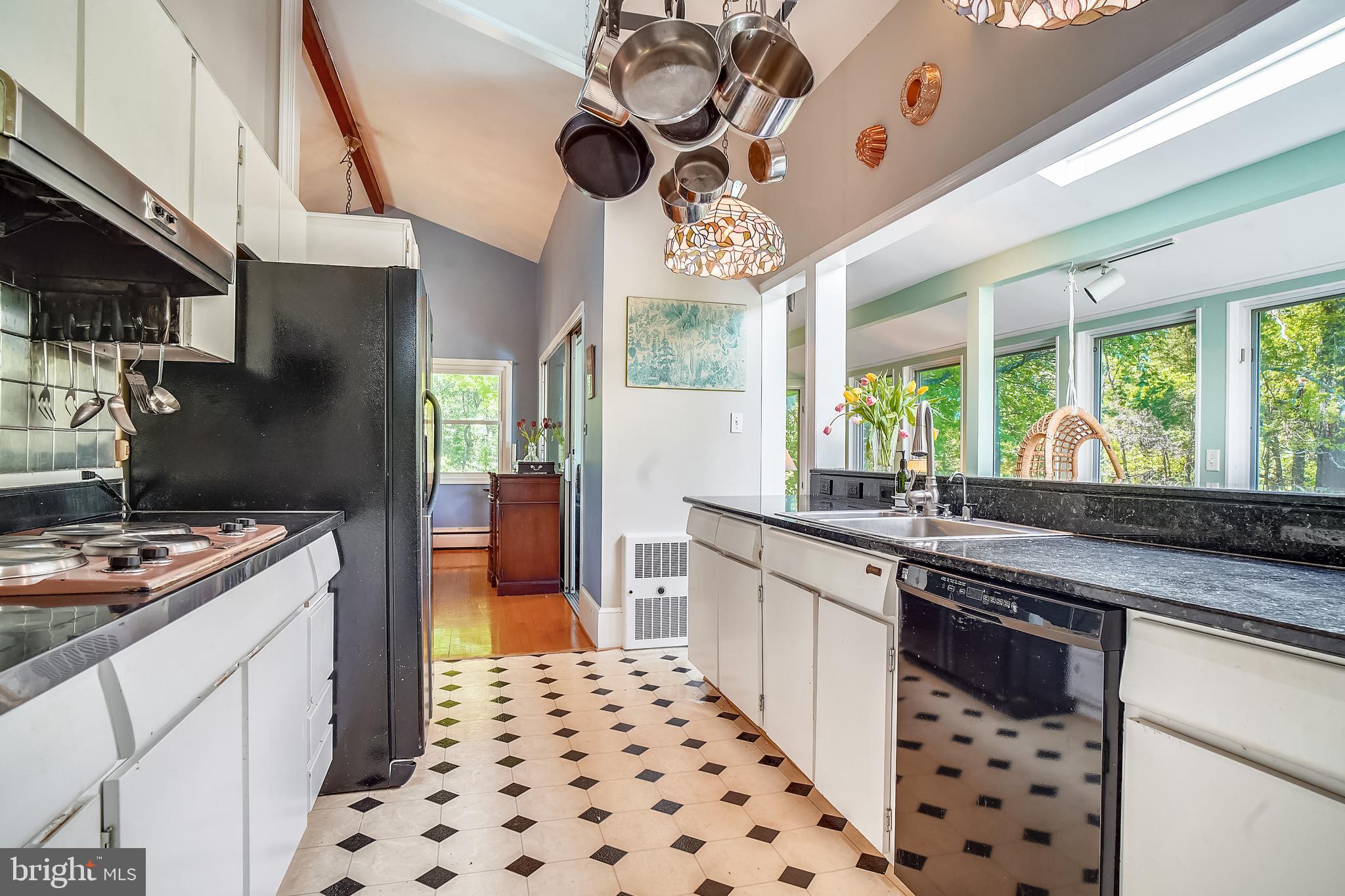 23530 Whites Ferry Road Dickerson, MD 20842 - Photo 11 of 73 Kitchen