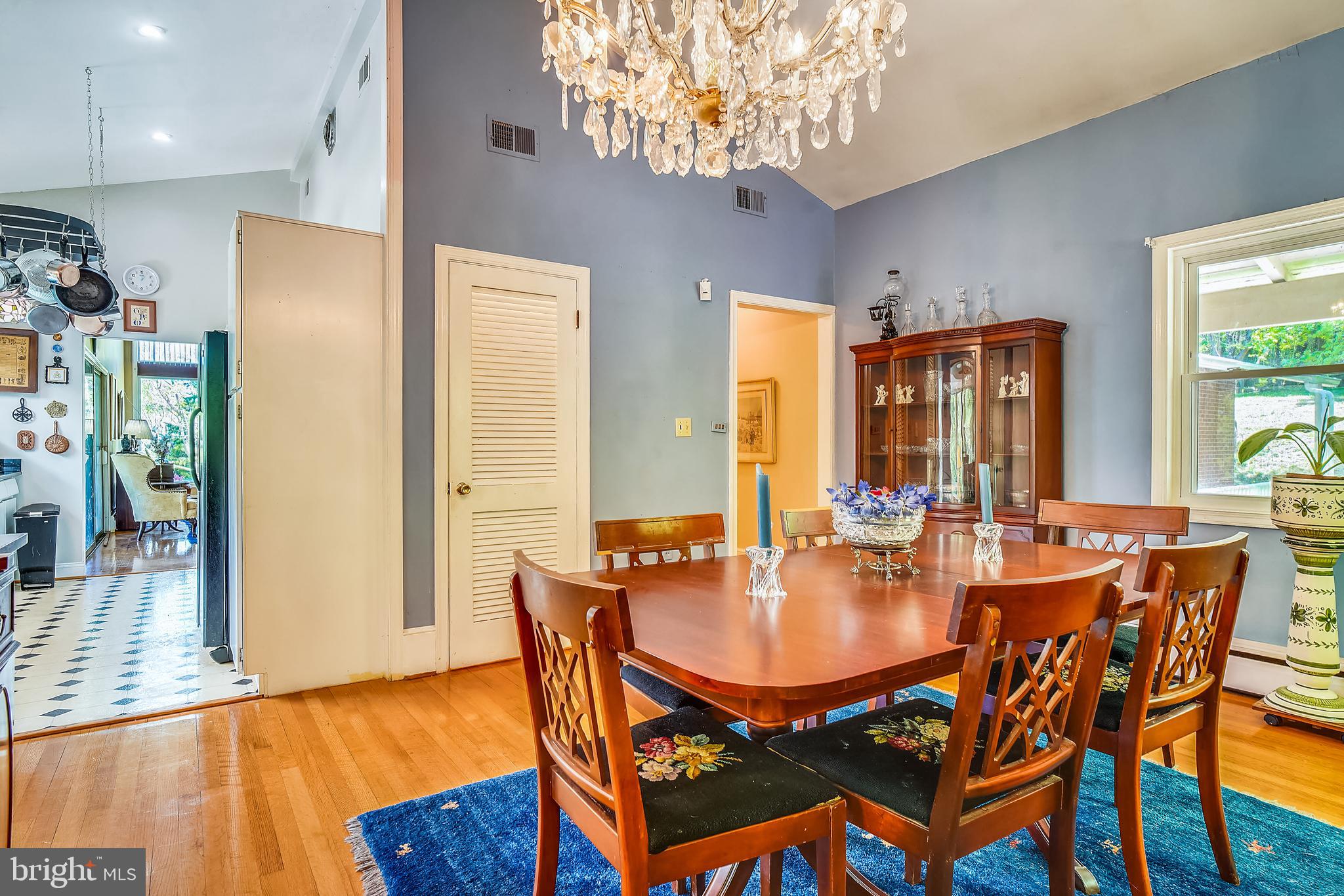 23530 Whites Ferry Road Dickerson, MD 20842 - Photo 22 of 73 Dining Room