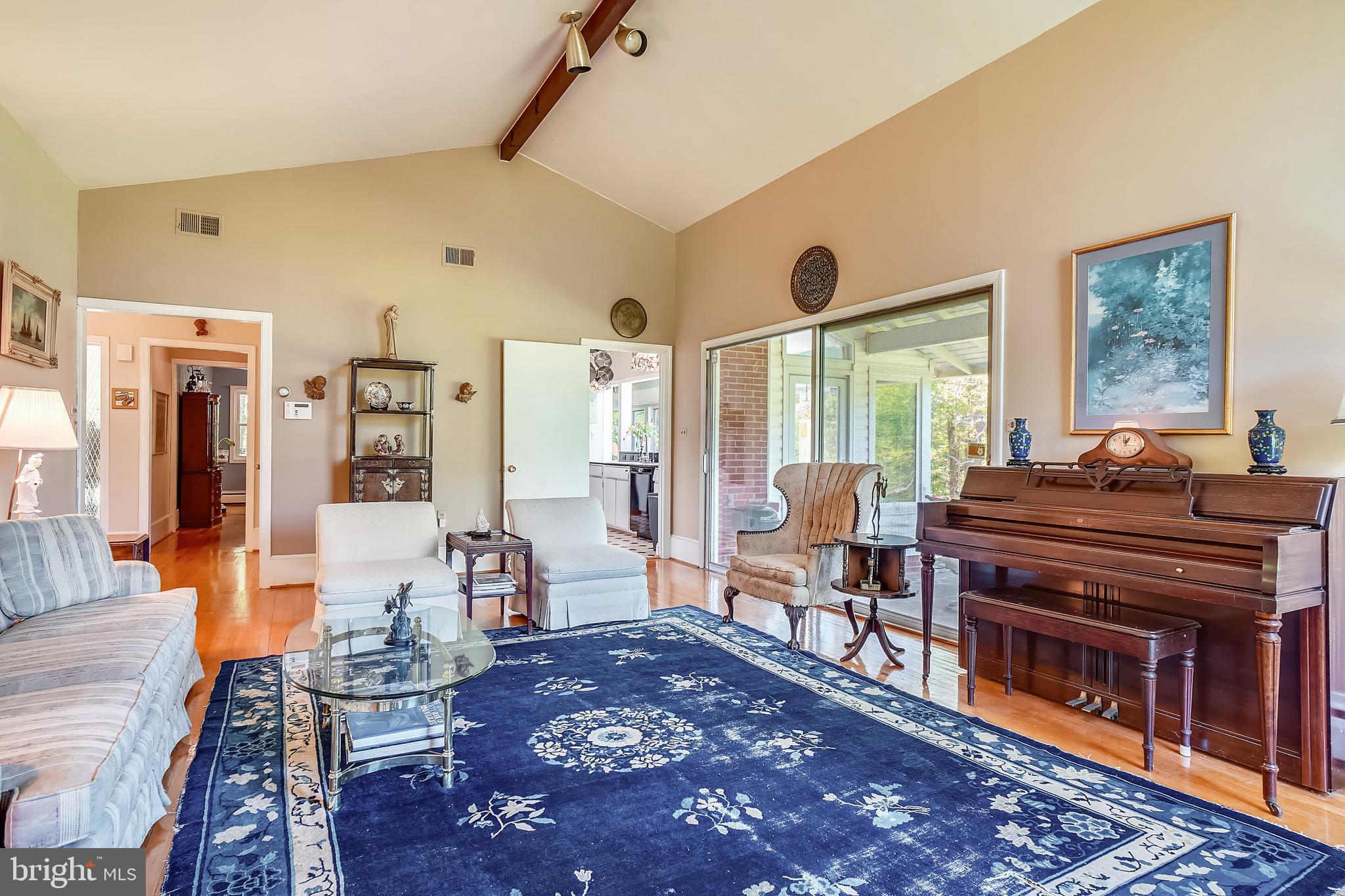 23530 Whites Ferry Road Dickerson, MD 20842 - Photo 10 of 73 Living Room
