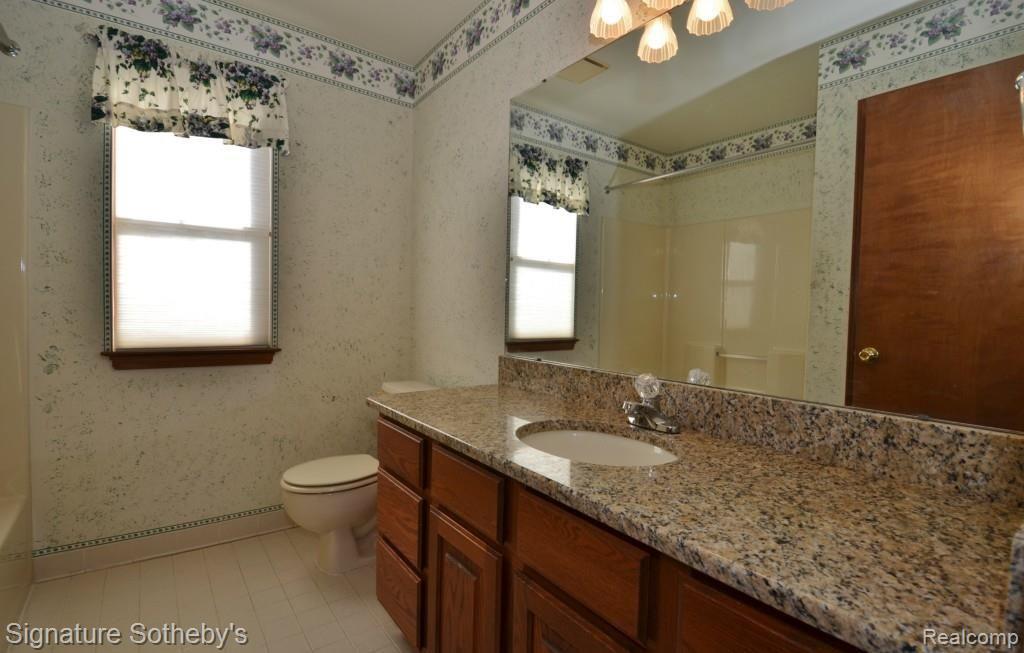 2888 Ranieri Drive Troy, MI 48085 - Photo 18 of 26 Full Upper Bath.jpg