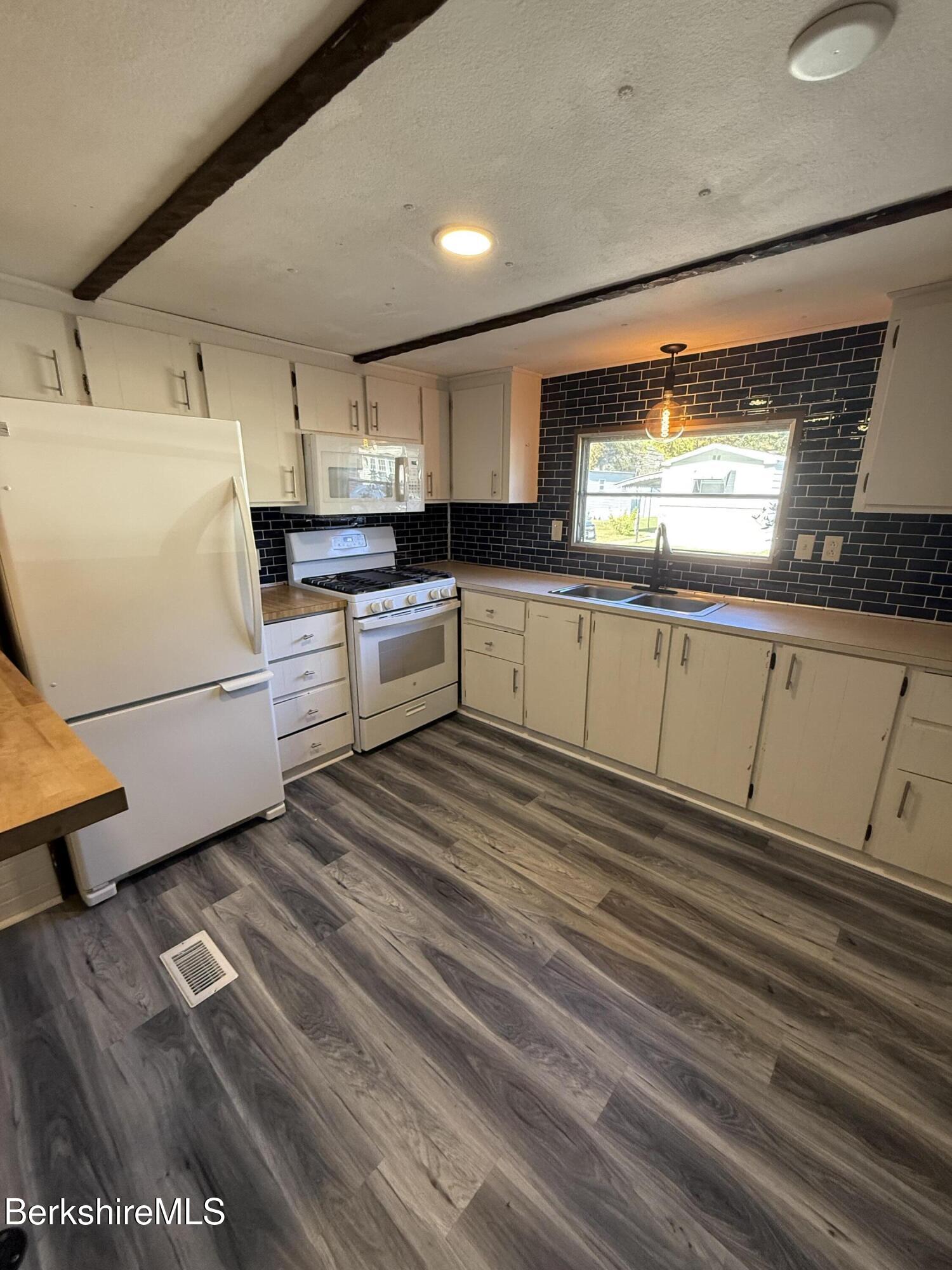 9 Pinnacle Point Adams, MA 01220 - Photo 2 of 16 kitchen