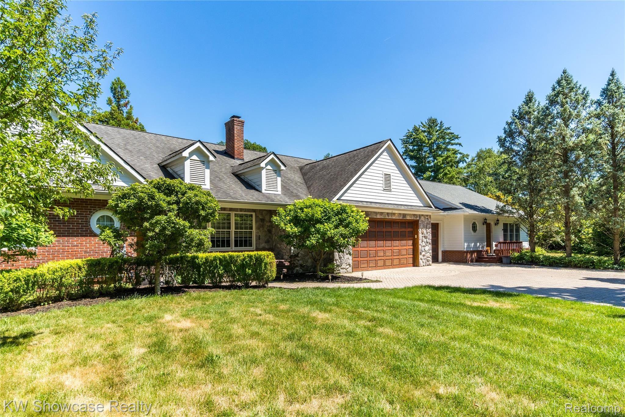 1526 Merry Road Waterford, MI 48328 - Photo 1 of 66 Exteriors (4 of 12).jpg