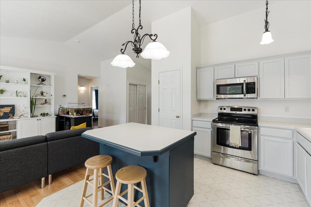 2129 Southwest 35th Street Redmond, OR 97756 - Photo 7 of 26 eat in breakfast bar in kitchen