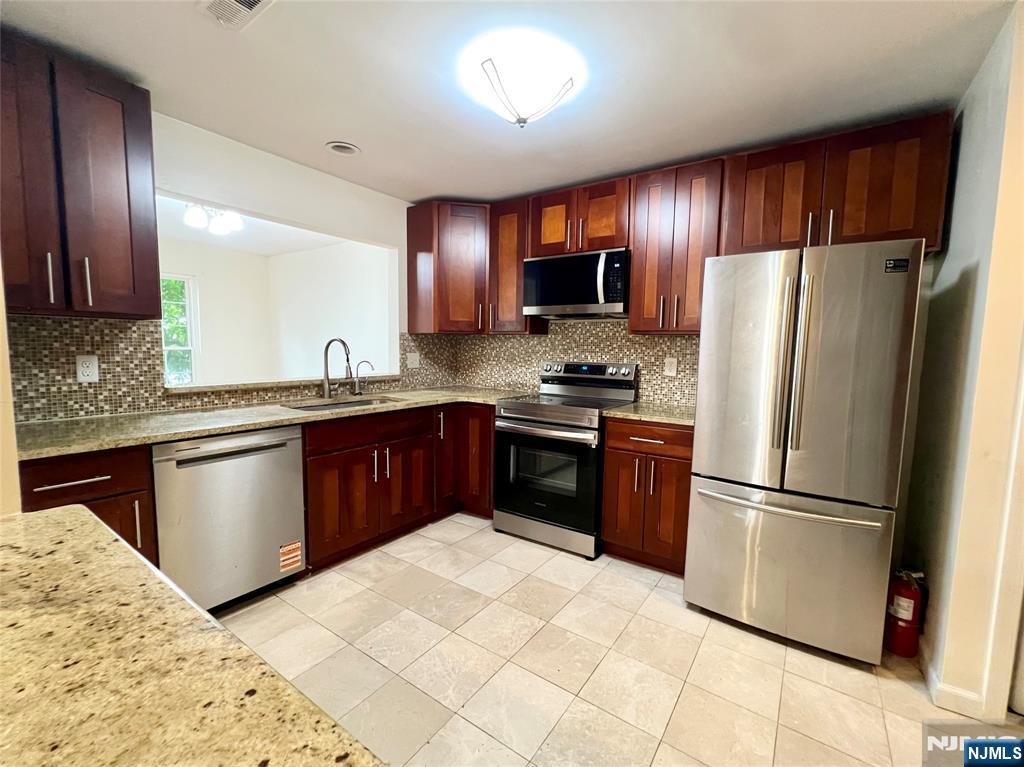 555 Ridge Lane Fort Lee, NJ 07024 - Photo 15 of 42
