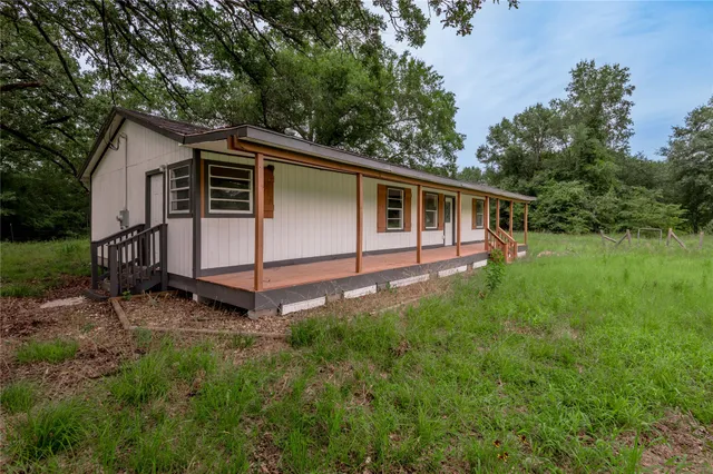 a view of a house with backyard and garden