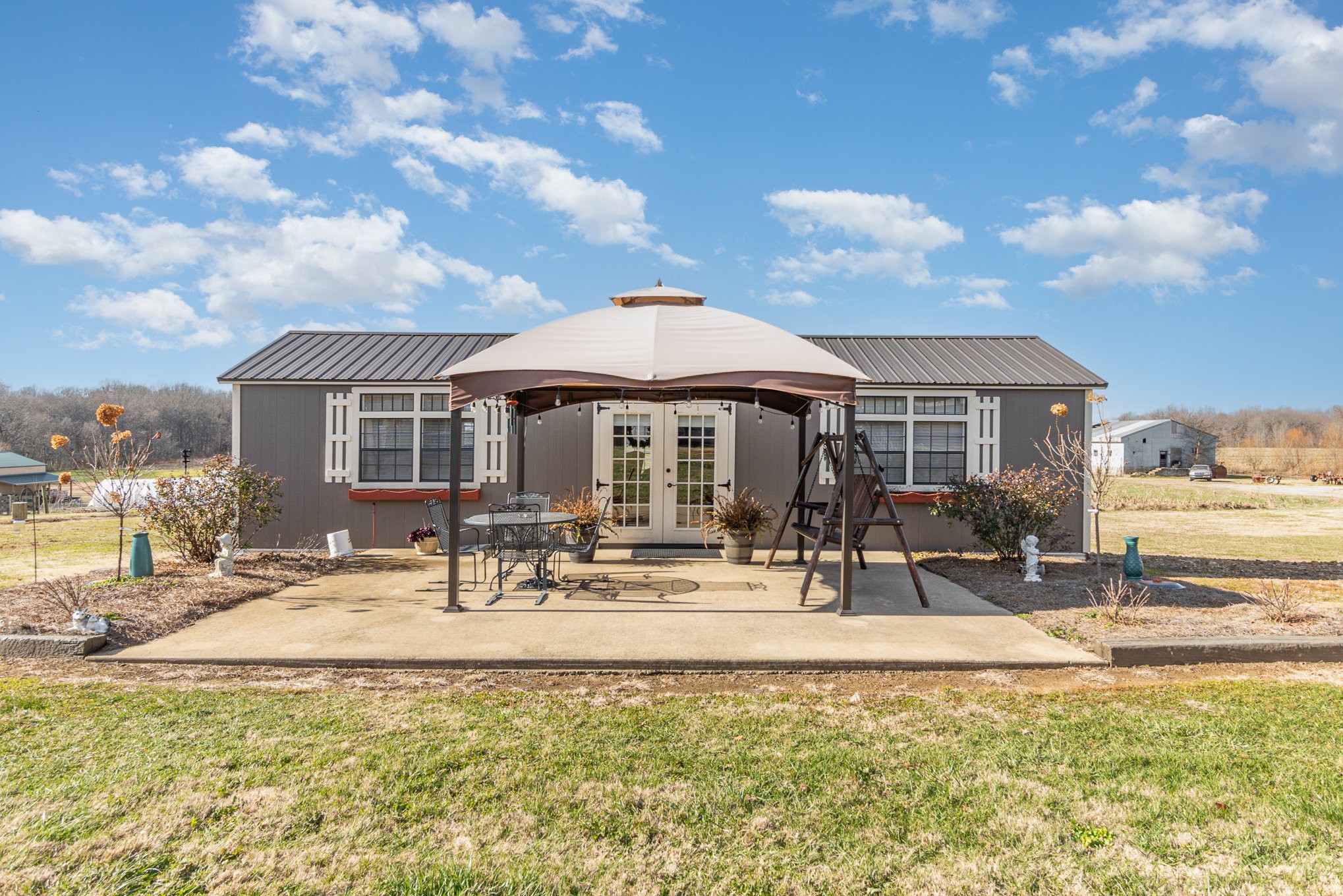 4120 Woodrow Wilson Road Springfield, TN 37172 - Photo 33 of 38 a table and chairs under an umbrella