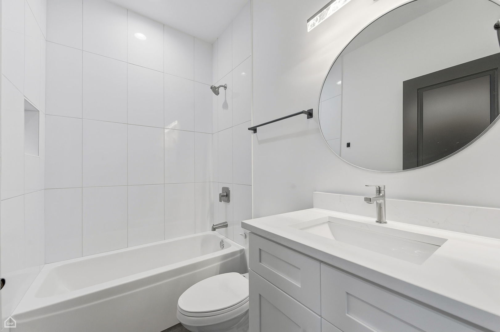 861 East 63rd Place, Unit 3 Chicago, IL 60637 - Photo 14 of 20 a bathroom with a sink a toilet and bathtub