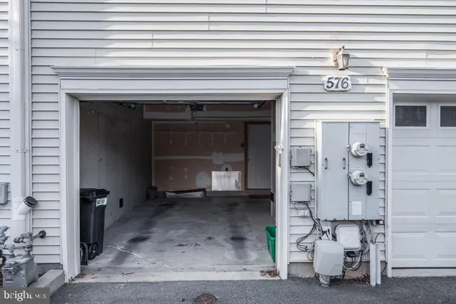 a view of front door with entryway