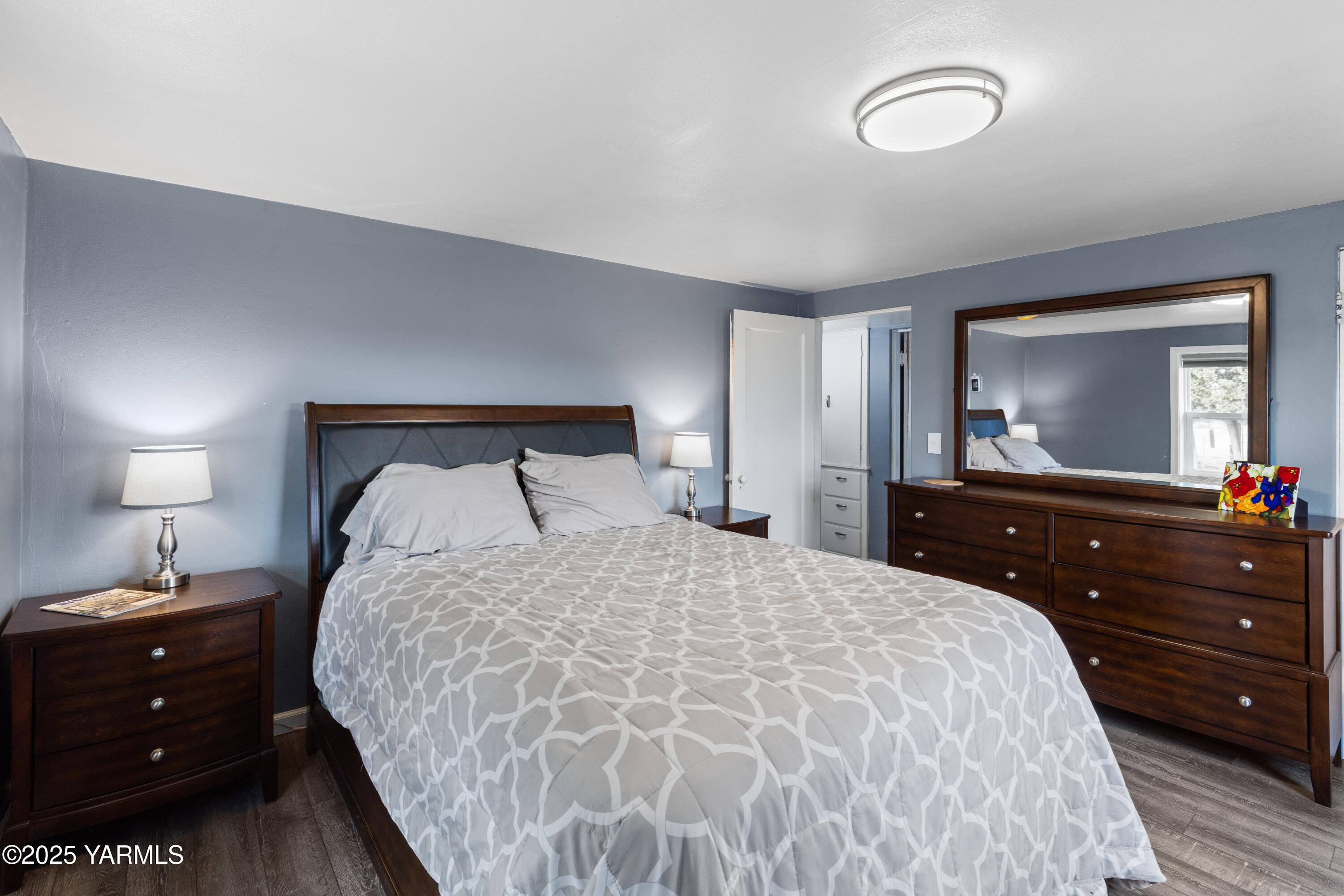 14530 Rutherford Road Yakima, WA 98903 - Photo 16 of 33 a bedroom with a bed and a mirror on dresser