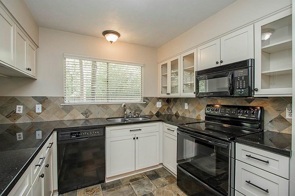 2012 East Lacey Oak Circle Spring, TX 77380 - Photo 5 of 19 Kitchen