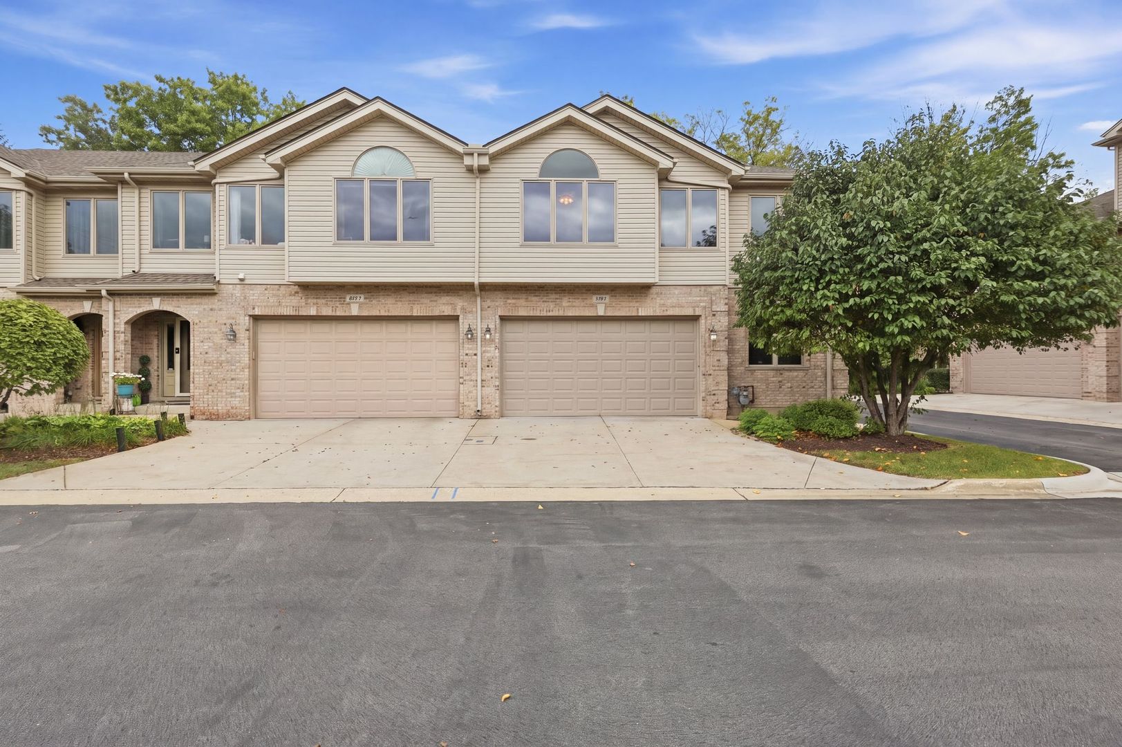 691 East Nerge Road Roselle, IL 60172 - Photo 1 of 30 Gallery Image 1