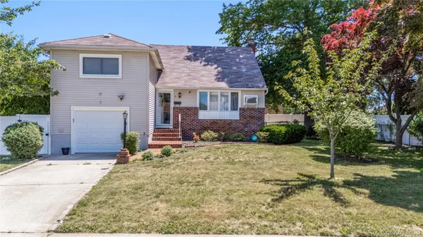 $799,999 | 15 Ford Drive West, Massapequa, NY 11758