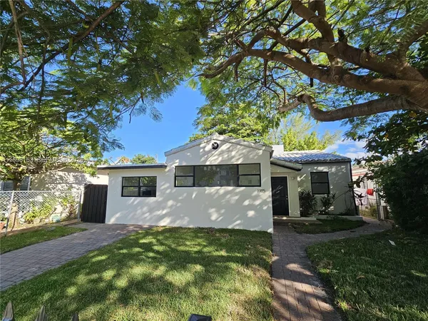 a view of house with a yard