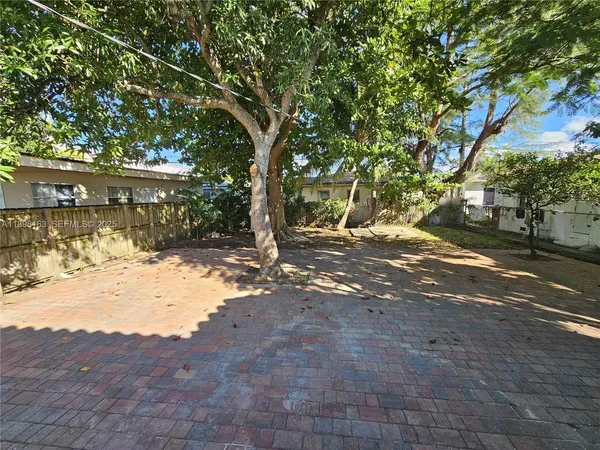 a view of a yard with a tree